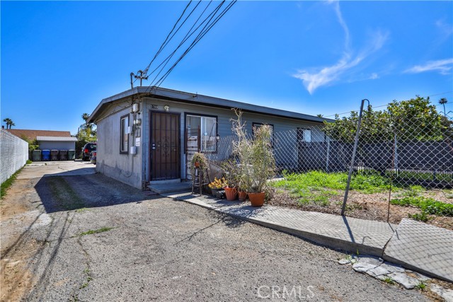 5787 Warren Street, Riverside CA: https://media.crmls.org/medias/81f77c70-dbbd-419d-8b53-cf6057397dd5.jpg