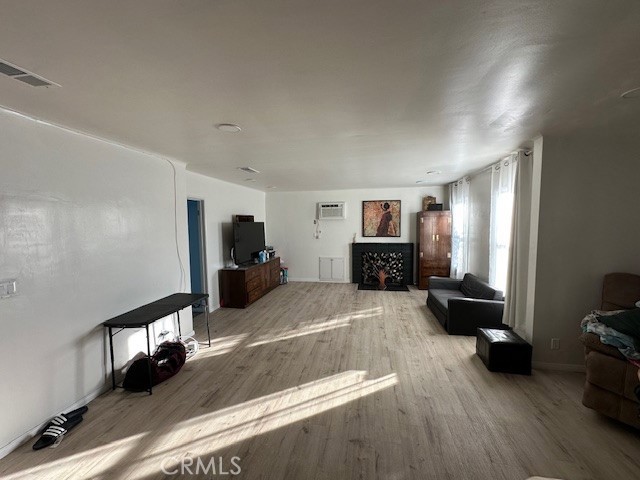 https://media.crmls.org/medias/81f7e772-f061-4d33-8b8f-f36bc1d34edc.jpg?preset=X-Large