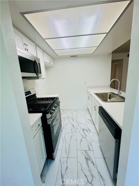 5484 Dobbs Street, Los Angeles CA: https://media.crmls.org/medias/81f97228-ee24-435f-95ba-e56f686e3bfa.jpg