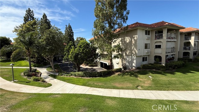 3243 San Amadeo, Laguna Woods CA: https://media.crmls.org/medias/81fb2188-b8c5-4aff-ae2e-b9412edd9585.jpg