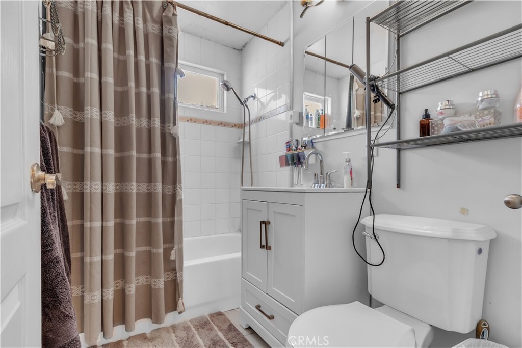 https://media.crmls.org/medias/81ff3235-db8e-40aa-80fd-1edc3ba10ac3.jpg?preset=X-Large