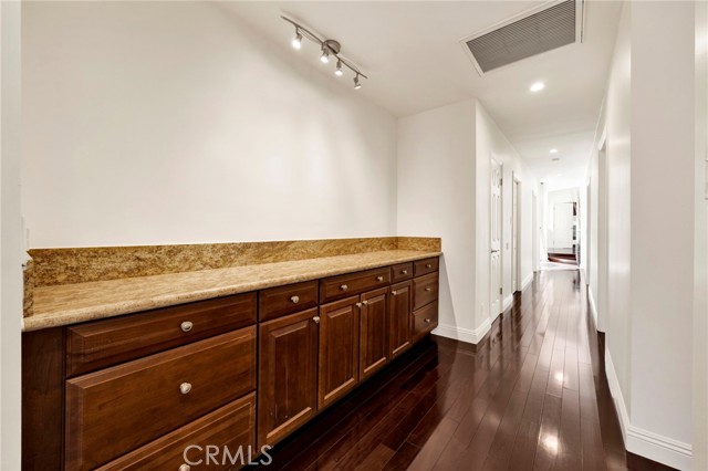18930 Wells Drive, Tarzana CA: https://media.crmls.org/medias/820002c3-67fe-4aa1-b00b-87f866c46050.jpg
