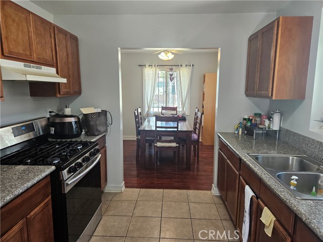 10202 Doty Avenue, Inglewood CA: https://media.crmls.org/medias/82007160-3ec6-4a08-8bba-05aeb8140d57.jpg