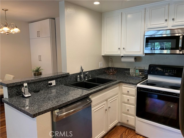 Detail Gallery Image 8 of 27 For 22100 Burbank, Woodland Hills,  CA 91367 - 1 Beds | 1 Baths