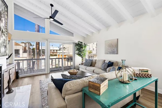 Detail Gallery Image 4 of 41 For 222 20th, Newport Beach,  CA 92663 - 3 Beds | 2 Baths