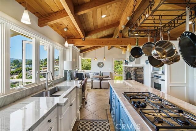 Detail Gallery Image 13 of 56 For 2108 Crestview Dr, Laguna Beach,  CA 92651 - 3 Beds | 2 Baths