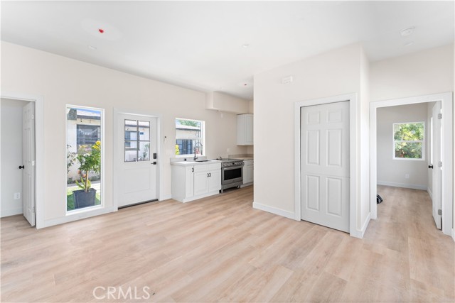 Detail Gallery Image 6 of 13 For 925 W Maple Ave, Orange,  CA 92868 - 2 Beds | 2 Baths