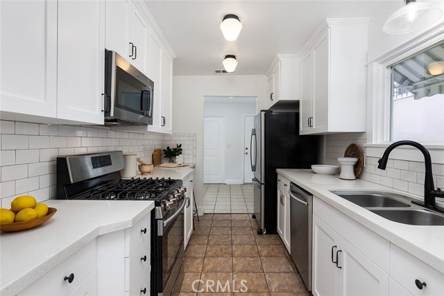 Detail Gallery Image 4 of 11 For 1765 Fern Ln, Glendale,  CA 91208 - 3 Beds | 2 Baths
