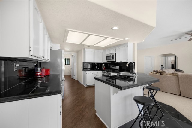 11915 Redwood Avenue, Hesperia CA: https://media.crmls.org/medias/82085e1b-8b0a-464a-abe2-02b404358281.jpg