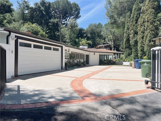Detail Gallery Image 2 of 15 For 9466 Hidden Valley Pl, Beverly Hills,  CA 90210 - 3 Beds | 3 Baths