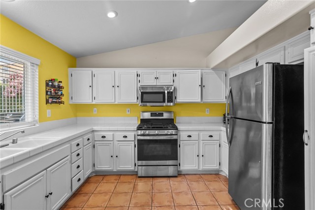 Detail Gallery Image 15 of 37 For 26515 Cresthaven Cir, Canyon Country,  CA 91351 - 3 Beds | 2 Baths