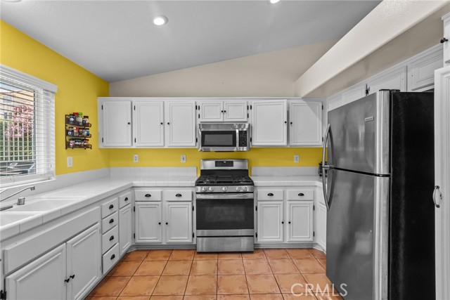 Detail Gallery Image 15 of 37 For 26515 Cresthaven Cir, Canyon Country,  CA 91351 - 3 Beds | 2 Baths