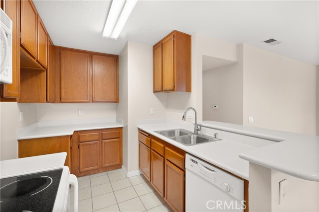 Detail Gallery Image 10 of 29 For 18312 Parkview Lane #202,  Huntington Beach,  CA 92648 - 2 Beds | 1 Baths