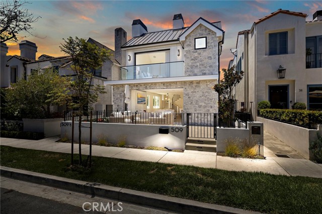 Detail Gallery Image 1 of 49 For 509 Carnation, Corona Del Mar,  CA 92625 - 3 Beds | 3/1 Baths