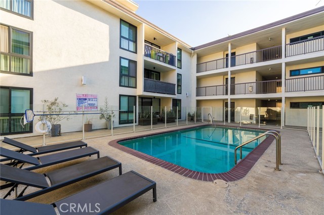 911 N Kings Road, West Hollywood CA: https://media.crmls.org/medias/8218b696-66d7-4f09-a964-270e83aab3e9.jpg