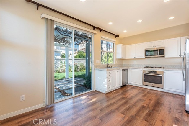 Detail Gallery Image 11 of 42 For 27807 Crown Court Cir #3,  Valencia,  CA 91354 - 3 Beds | 2/1 Baths