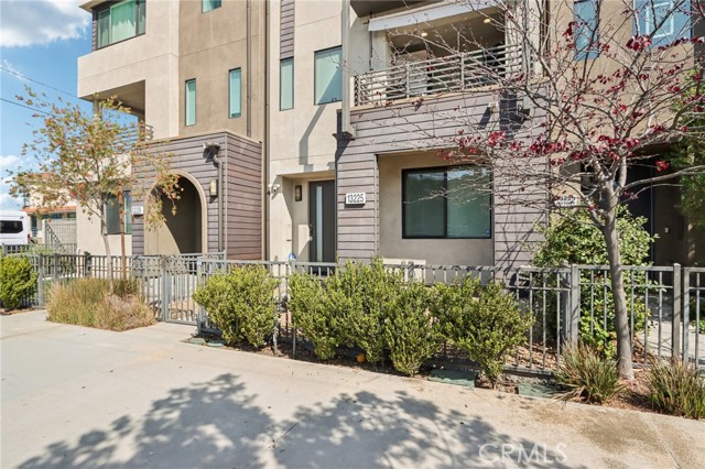 Detail Gallery Image 2 of 37 For 13225 Victory Bld, Valley Glen,  CA 91401 - 3 Beds | 3/1 Baths