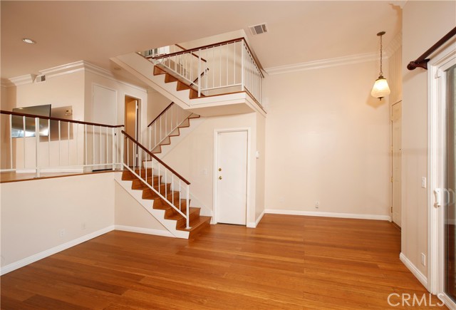 Detail Gallery Image 3 of 23 For 400 W Riverside Dr #2,  Burbank,  CA 91506 - 3 Beds | 2/1 Baths