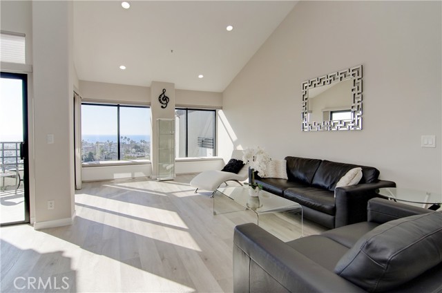 Detail Gallery Image 1 of 21 For 200 Paris Ln #311,  Newport Beach,  CA 92663 - 2 Beds | 2 Baths