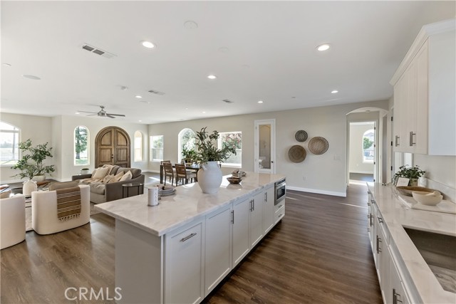 Detail Gallery Image 9 of 34 For 286 N Locan Ave, Fresno,  CA 93737 - 5 Beds | 4/1 Baths