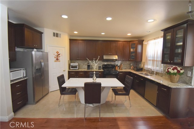 13647 Mesa Linda Avenue, Victorville CA: https://media.crmls.org/medias/8220a516-ce7b-4aa3-91a8-751d23ba09cb.jpg