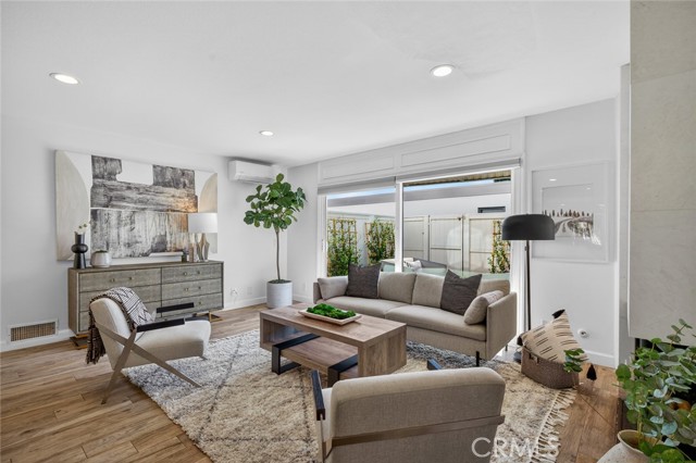 Detail Gallery Image 5 of 33 For 1074 Buckingham, Newport Beach,  CA 92660 - 2 Beds | 2/1 Baths