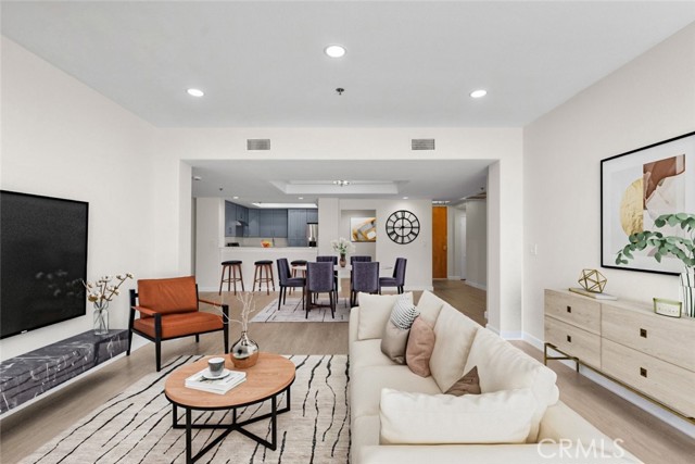 Detail Gallery Image 4 of 32 For 4348 Mammoth Ave #102,  Sherman Oaks,  CA 91423 - 2 Beds | 2/1 Baths