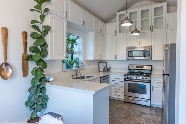 Detail Gallery Image 6 of 38 For 18213 Flynn Dr #132,  Canyon Country,  CA 91387 - 2 Beds | 2 Baths