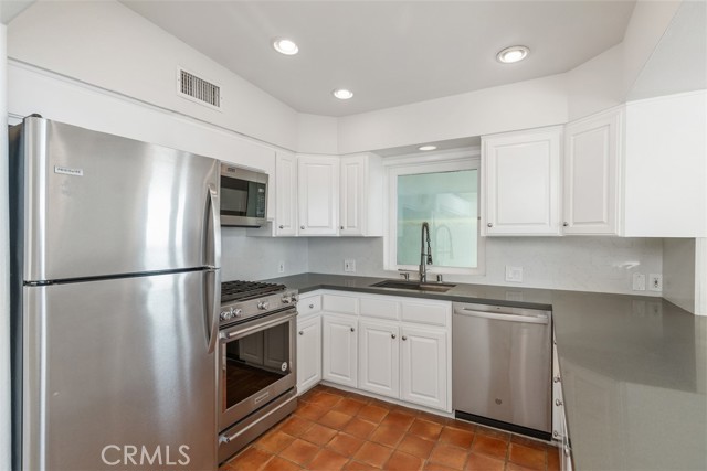 Detail Gallery Image 10 of 40 For 2480 Lomita Way, Laguna Beach,  CA 92651 - 2 Beds | 2 Baths