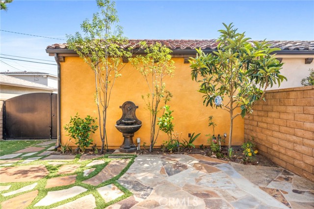 212 Baltimore Avenue, Huntington Beach CA: https://media.crmls.org/medias/82377c4e-0087-4b77-b615-b4b1dbea1afe.jpg