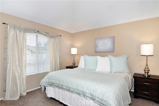 Large en suite master bedroom has vaulted ceilings, walk in closet.