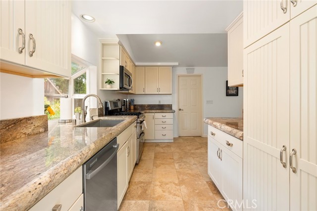 Detail Gallery Image 10 of 27 For 20300 Oxnard, Woodland Hills,  CA 91367 - 3 Beds | 2 Baths