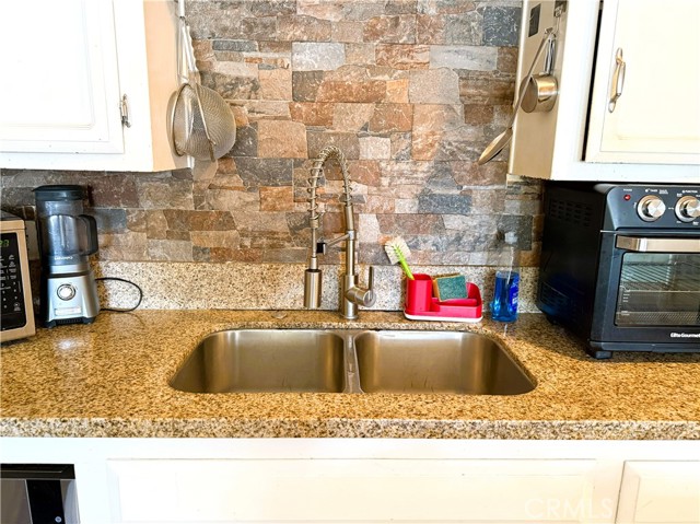 Detail Gallery Image 11 of 40 For 1320 White Ln, Bakersfield,  CA 93307 - 4 Beds | 2 Baths