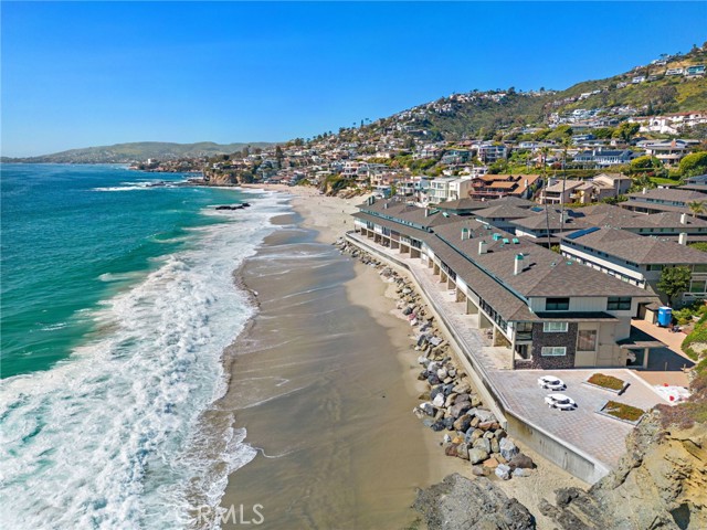 89 Blue Lagoon Villa, Laguna Beach CA: https://media.crmls.org/medias/823c87fd-1e8e-42eb-b90c-1dd9774cefca.jpg