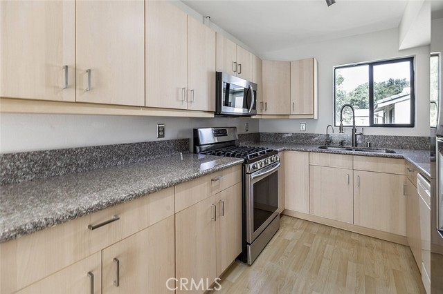 Detail Gallery Image 8 of 40 For 10504 Sunland Bld #5,  Sunland,  CA 91040 - 2 Beds | 1/1 Baths
