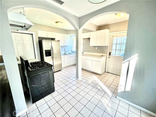 Detail Gallery Image 4 of 12 For 15700 Crenshaw Blvd, Gardena,  CA 90249 - 3 Beds | 2 Baths