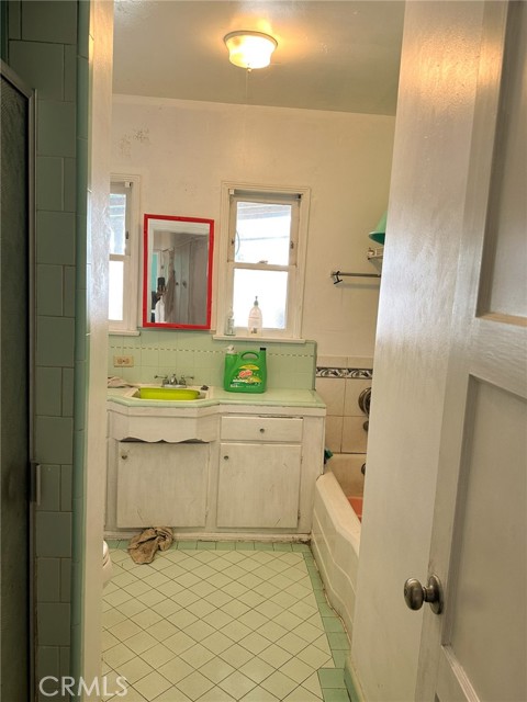 Detail Gallery Image 11 of 17 For 5617 Cedros Ave, Van Nuys,  CA 91411 - 4 Beds | 2 Baths