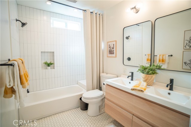 11835 Gale Ave, Hawthorne CA: https://media.crmls.org/medias/8244703a-68c0-4024-8b37-4985bac10f52.jpg