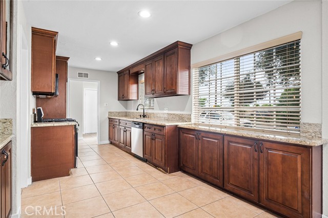 1302 N San Antonio Avenue, Upland CA: https://media.crmls.org/medias/824862f8-348c-440b-b0cb-4d2354791e39.jpg