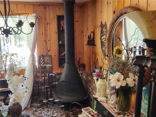 Detail Gallery Image 8 of 23 For 2164 Outer Hwy 2, Wrightwood,  CA 92397 - 2 Beds | 2 Baths