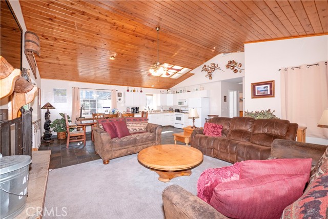 42531 Cedar Ave, Big Bear Lake CA: https://media.crmls.org/medias/824a6cb3-8cf9-419a-b4bd-6490eb6b987c.jpg