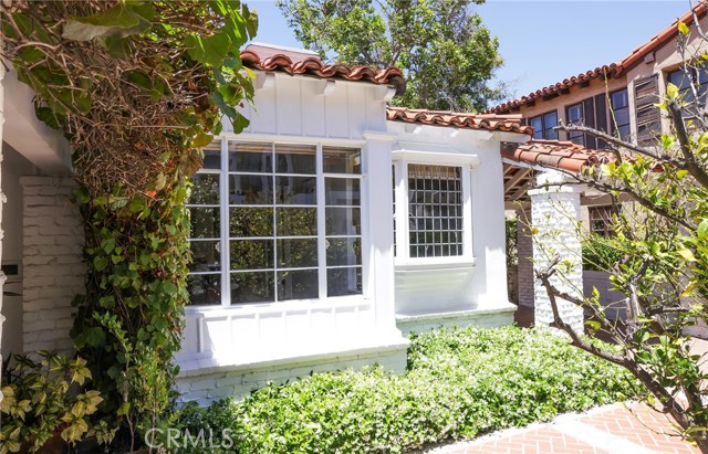 Detail Gallery Image 7 of 45 For 10781 Lindbrook Dr, Los Angeles,  CA 90024 - 4 Beds | 3/1 Baths