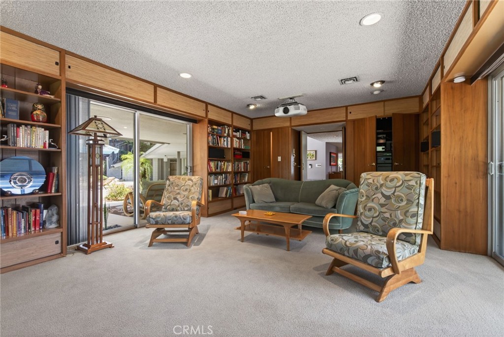 https://media.crmls.org/medias/8250dbd8-4ace-4a86-94b9-1d8e06eb792f.jpg?preset=X-Large
