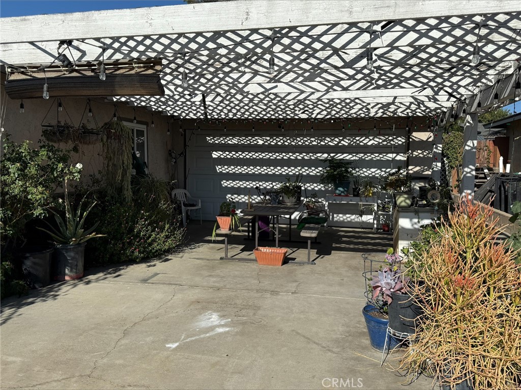 https://media.crmls.org/medias/8253d99e-7737-4968-bdcc-f71f3b37c0d2.jpg?preset=X-Large