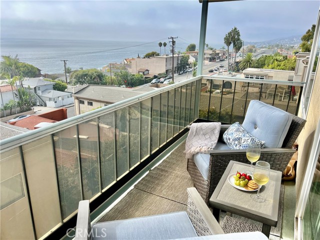 240 Moss, Laguna Beach CA: https://media.crmls.org/medias/8254390c-f326-43f8-82ea-764c14bfa96c.jpg