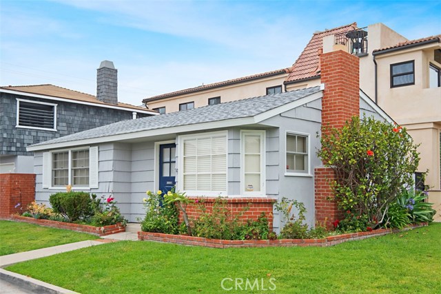 701 Larkspur Avenue Corona del Mar, California Quaint 2 bedroom 1 bath front unit in the heart of Corona del Mar Village. This property has recently been updated with new floors, new paint and new blinds. The property is over 70 years old and has that original charm.