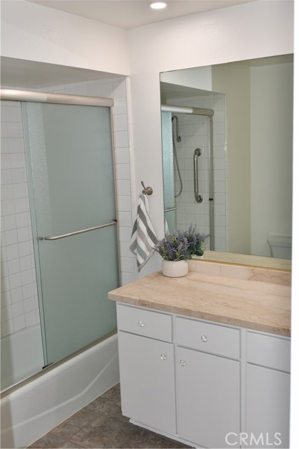 Shared Full Bathroom