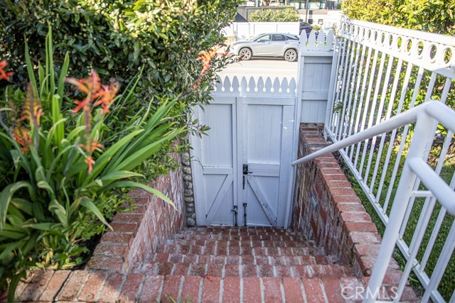 Detail Gallery Image 5 of 43 For 1086 Glenneyre St, Laguna Beach,  CA 92651 - 2 Beds | 1 Baths