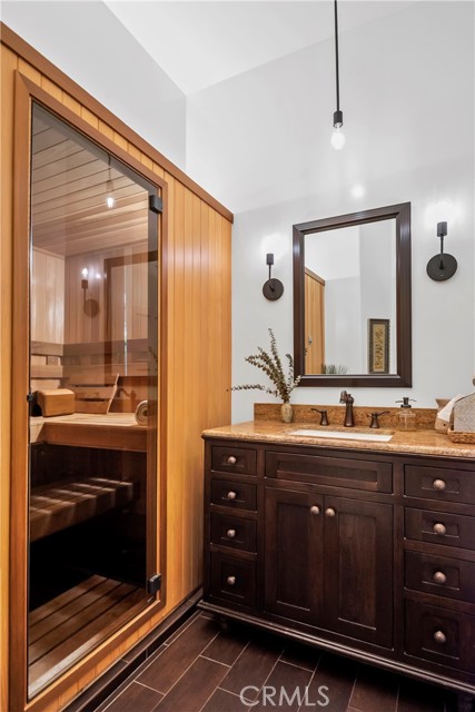 Lower floor Powder Room with Dry Sauna for 4
