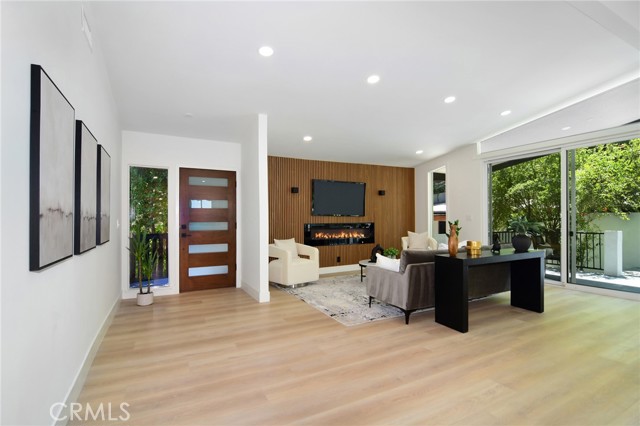 Detail Gallery Image 7 of 65 For 22284 Avenue San Luis, Woodland Hills,  CA 91364 - 6 Beds | 5/1 Baths